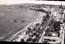 CPM Cannes Vue Generale Sur la Plage et le Suquet