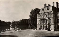 VINTAGE POSTCARD Palate De Fontainebleau the Pond Of Carps And the Museum Chinese