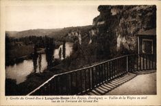 CPA Grotte du Grand Roc a Laugerie Basse Vallee de la Vezere en aval vue de la terrasse du Grand Roc 