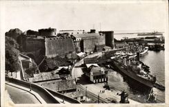 CPA Brest La Chateau et la Rade Bateau