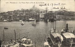 CPA Marseille Le Vieux Port et Notre Dame de la Garde Bateaux