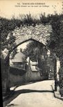 CPA Abbaye des Vaux de Cernay Vieille arcade sur la route de l'abbaye
