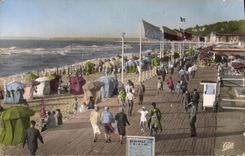 La POSTAL Deauville de la VENDIMIA la playa florecida los tableros y la playa tiene alta marea