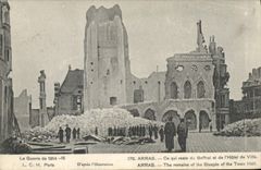 CPA Arras Ce Qui Reste Dui Beffroi Et De I'Hotel De Ville Militaria