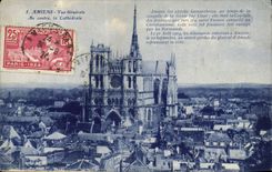CPA Amiens Vue Generale Au Centre La Cathedrale