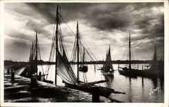 MODERN CARD Royan the Port one Evening of Storm Boats