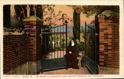 CPA La Sainte en meditation dans l'ancien cimetiere des Carmelites