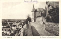 CPA Dreux Le chemin de ronde du chateau
