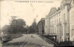 CPA La Malmaison Le Chateau et les Fosses