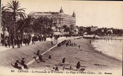 CPA Cannes La Promenade de la Croisette La Plage et L'Hotel Carlton