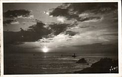 CPA Pointe Du Raz Coucher De Soleil Surr L'ile De Sein