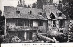 El molino pesado de la POSTAL de la VENDIMIA o era Bernadette nata