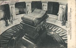 VINTAGE POSTCARD Paris Palate Of the Invalids tomb Of Napoleon the 1st sarcophagus