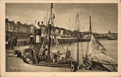 CPA Dieppe L'Avant Port Chalutiers et paquebots pres de la gare maritime 