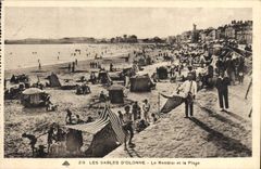 CPA Les Sables D'Olonne Le Remblai et la Plage