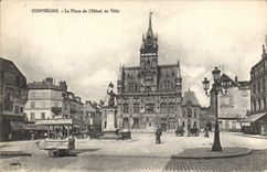 CPA Compiegne La Place de L'Hotel de Ville