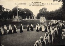 Niños pesados de la POSTAL de la VENDIMIA de Marie a la procesión del sacramento bendecido
