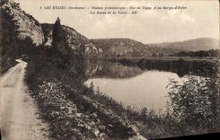 CPA Les Eyzies Station prehostorique Roc de Tayac et les gorges d'enfer Les Bords de la Vezeve
