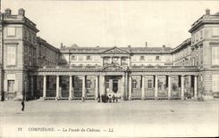 CPA Compiegne La Facade Du Chateau
