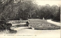 CPA Compiegne Le Parc Et Le Banc De Napoleon 1er