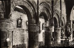 CPM Perros Guirec Interieur de l'Eglise Vieilles colonnes romanes