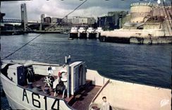 CPM Brest Le Pont de Recouvrance Patrouilleurs a Quai Bateaux
