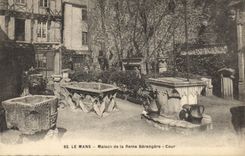 CPA Le Mans Maison de la reine Berengere Cour