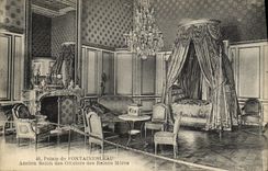 VINTAGE POSTCARD Palate De Fontainebleau Old Living room Of the Officers Of the Queens Mothers