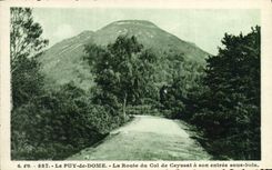 CPA L'Auvergne La Route Du Col De Ceyssat a son entree sous bois