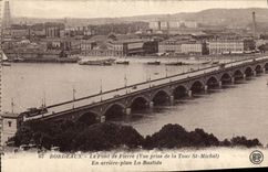 CPA Bordeaux Le Pont De Pierre En Arriere Plan La Bastide Vue prise de la Tour St Michel