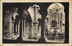 CPA Montmajour Un Coin De La Cour Du Cloitre