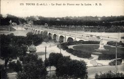 CPA Tours Le pont de pierre sur la Loire