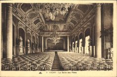 VINTAGE POSTCARD Vichy the village hall