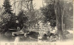VINTAGE POSTCARD Tours Garden of the Emoluments of Oe swans to the bridge top