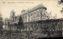POSTAL Bourges de la VENDIMIA la catedral vista del jardín