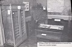 CPM PTT Classe avec meuble epargne
