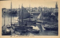CPA Bateau de peche Sables d'Olonne le port