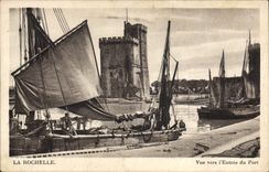 VINTAGE POSTCARD Boat of La Rochelle sin Seen towards the entry of the port