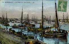 VINTAGE POSTCARD Boat of Bordeaux sin the port and quays
