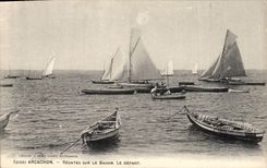 VINTAGE POSTCARD Boat of sin Arcachon Regattas on the basin the departure