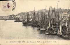 CPA Bateau de peche Boulogne sur Mer Les bateaux de peche au quai Gambetta 