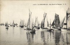 VINTAGE POSTCARD Boat of La Rochelle sin an exit of boats