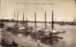 VINTAGE POSTCARD Boat of Bordeaux sin the Garonne Quay of Burgundy