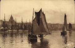 CPA Bateau de peche Port de la Rochelle vers la grosse horloge 