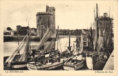 VINTAGE POSTCARD Boat of La Rochelle sin the entry of the port