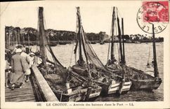 VINTAGE POSTCARD Boat of sin Crotoy Arrived of the boats in the port