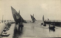 CPA Bateau de peche Palavas les flots L'entree du port Retour de peche 