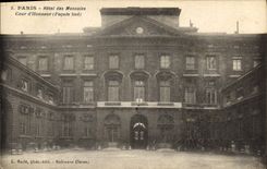 VINTAGE POSTCARD Paris Mint Main courtyard