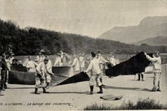 CPA Militaria A la caserne Le battage des couvertures