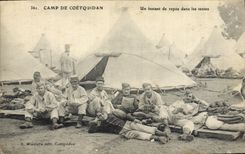 CPA Militaria Camp de Coetquidan Un instant de repos dans les tentes